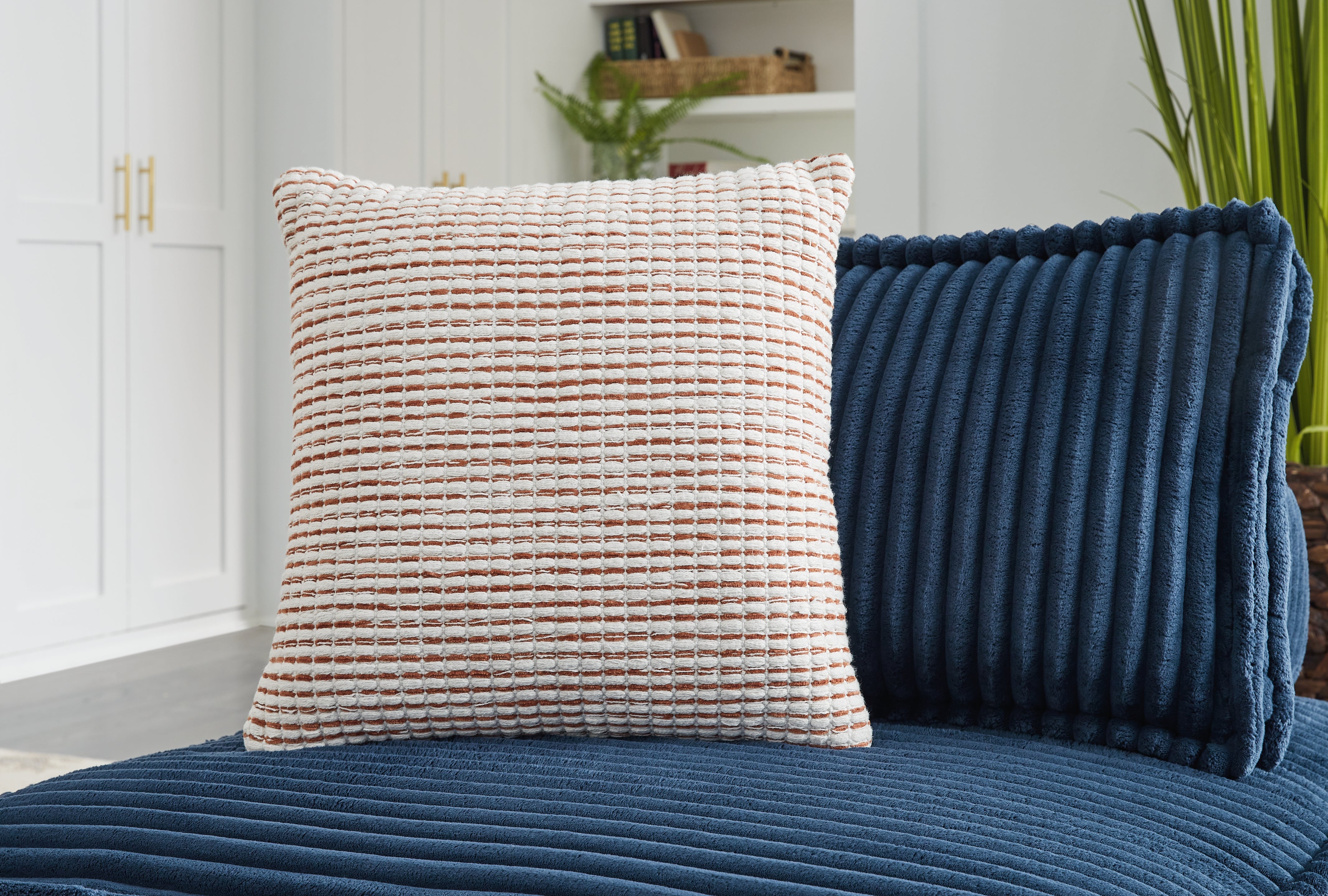Orleans Furniture - Ashley Furniture - Nashlin Pillows - Pillow (4/CS) / White/Rust - A1001038