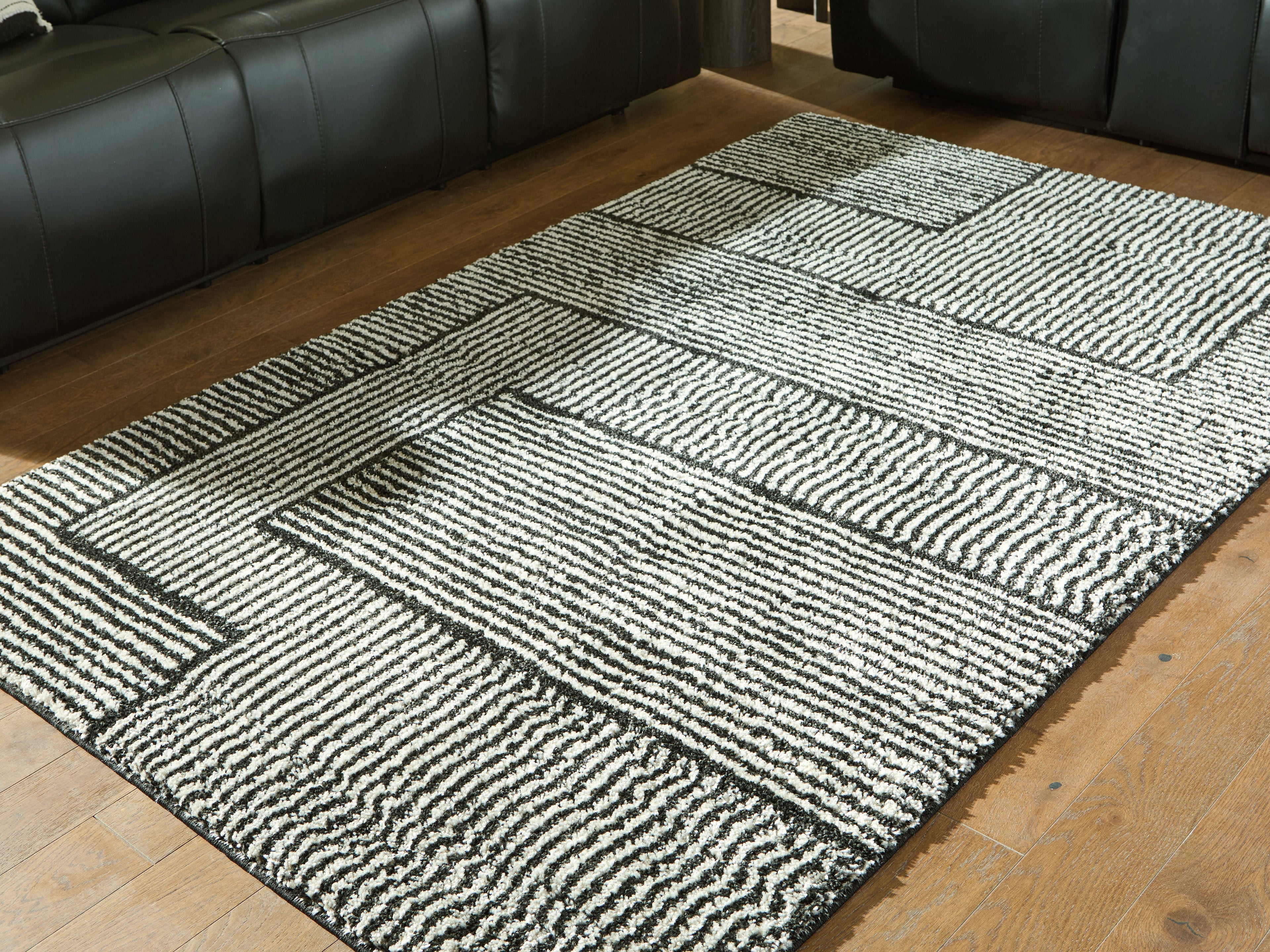 Orleans Furniture - Ashley Furniture - Kurtmen Rug - 5' x 7' Area Rug / Black/Ivory - R407592