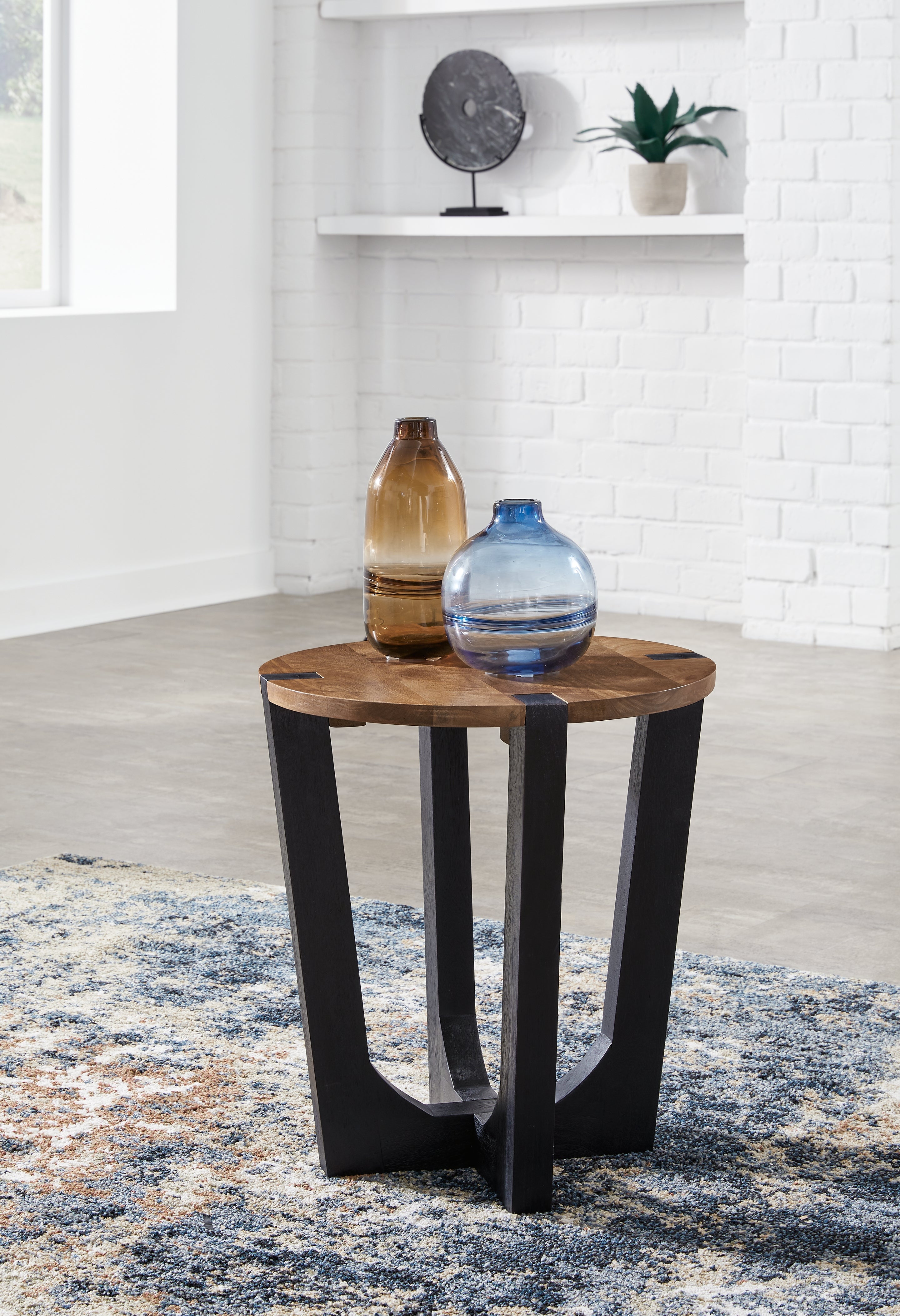 Orleans Furniture - Ashley Furniture - Hanneforth End Table - Round End Table / Brown/Black - T726-6