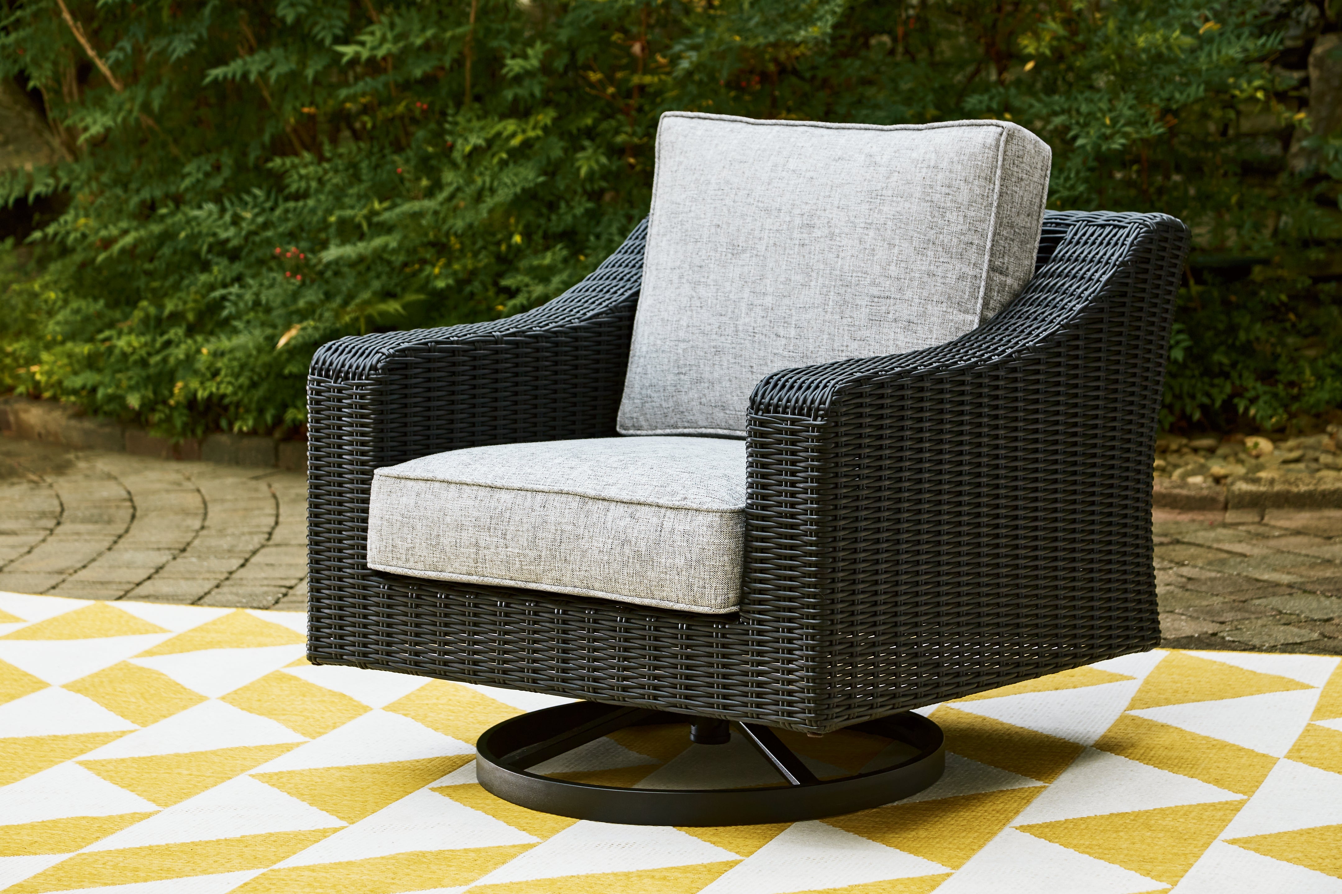 Orleans Furniture - Ashley Furniture - Beachcroft Outdoor - Swivel Lounge Chair (1/CN) / Black/Light Gray - P792-821